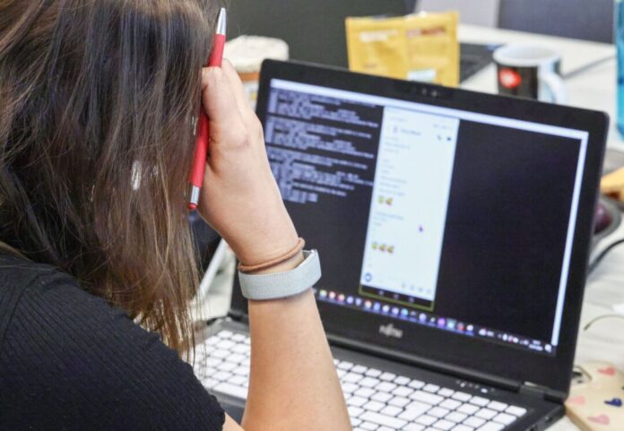 Scheinkind-Einsätze des LKA bei Cybergrooming Die Ermittler chatten gleichzeitig mit mehreren Personen.