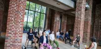 Kunst und Yoga – Eine Führung zu mehr Achtsamkeit Zum Yoga gehört neben Körperübungen auch die bewusste Atmung und Meditation.