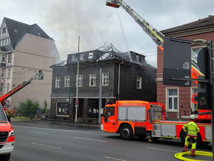 Brand eines Wohnhauses Es brennt noch immer in dem leerstehenden Haus.