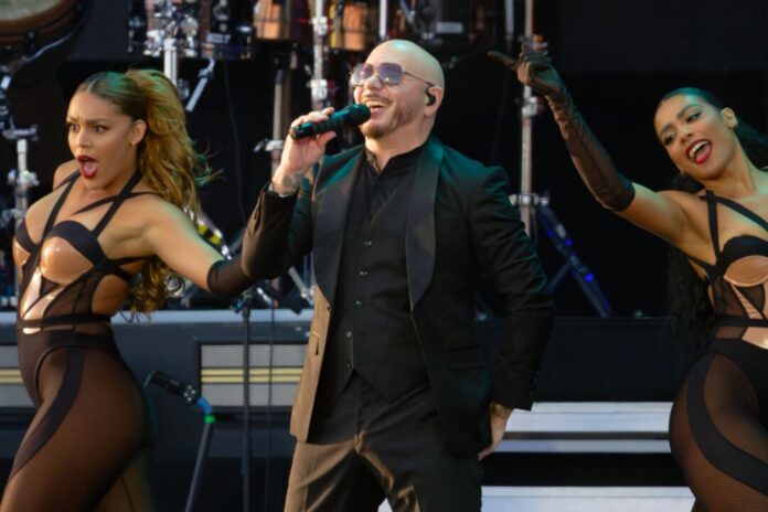 Deutschlandkonzert Pitbull im Rahmen seiner "I'm Back Tour" Pitbulls Musik bestimmte viele Clubnächte der letzten zwanzig Jahre.