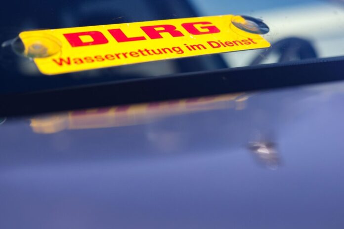 Wasserretter im Einsatz Wasserretter der DLRG brachten die Frau ans Ufer. (Symbolbild)