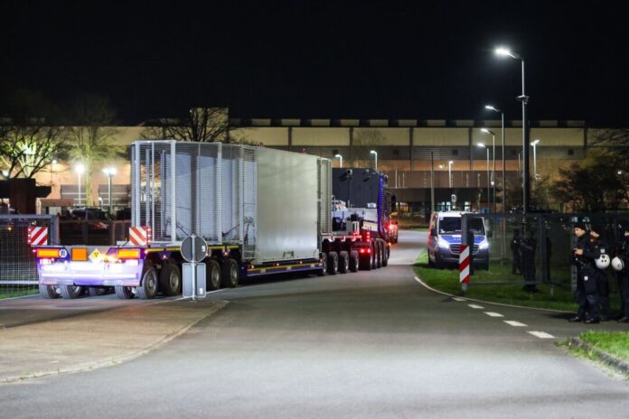 Castor-Transporte in Nordrhein-Westfalen Ein Schwertransporter mit einem Castor-Behälter kommt im Zwischenlager Ahaus im Münsterland an. (Archivbild)