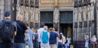 Wie kommt der Eintrittspreis am Kölner Dom am ersten Tag an? Vor Einlassbeginn bildete sich eine kleine Schlange vor dem Dom-Haupteingang.