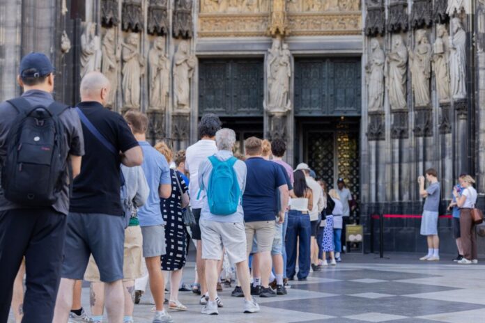 Zwölf Euro Eintritt für Kölner Dom Vor Einlassbeginn bildete sich eine kleine Schlange vor dem Dom-Haupteingang.