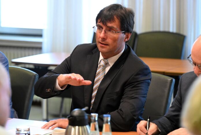 NRW-Finanzminister Optendrenk stellt den Haushaltsentwurf vor NRW-Finanzminister Marcus Optendrenk spricht von dramatischen ökonomischen Rahmenbedingungen.