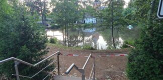 Zweijähriges Mädchen nach Sturz in Weiher gestorben Das zweijährige Kind wurde in ein Krankenhaus gebracht, wo es am späten Abend starb.