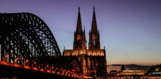 Nordrhein-Westfalens Tourismus ist im Aufschwung Vor dem Kölner Dom tummeln sich Touristen in Scharen. Manche von ihnen gehen auch rein.