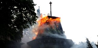 Leerstehende Villa in Wuppertal steht in Flammen Eine leerstehende Villa brennt in Wuppertal lichterloh.