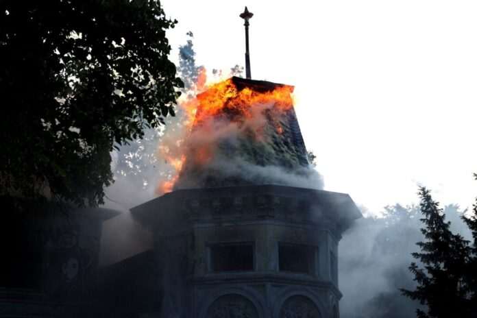Großbrand in verlassener Villa Eine leerstehende Villa brennt in Wuppertal lichterloh.
