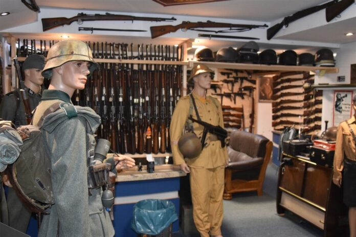 Razzia in Remscheid - Waffenarsenal Waffen und mehr: Die Ermittler stießen auf eine Art Privatmuseum. (Archivbild)