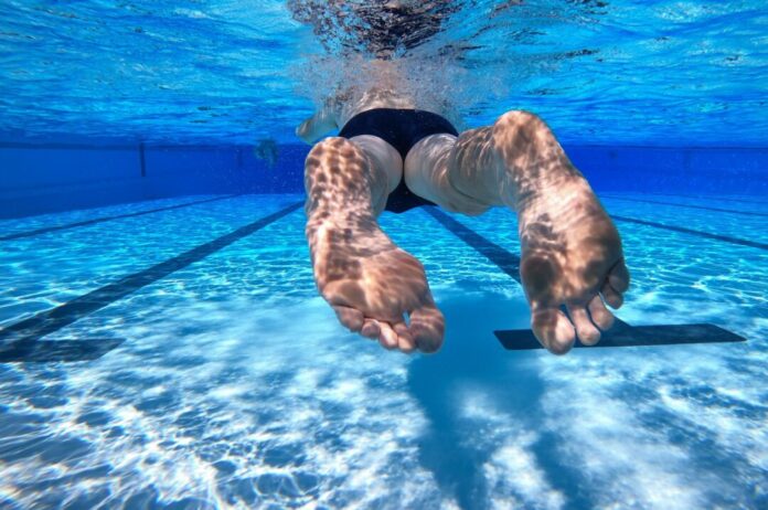 Schwimmer im Freibad Abkühlen im Freibad? Für Kinder und Jugendliche ist das in den Sommerferien in Anröchte und Detmold dank Spendern kostenlos. (Symbolbild)