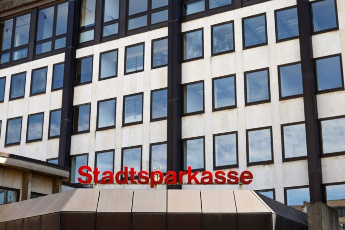 Polizei veröffentlicht Fotos nach Schließfach-Aufbruch Nach dem Aufbruch von fast 30 Schließfächern in Mönchengladbach wird nun mit Fotos nach Verdächtigen gesucht.