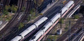 Weniger ICE-Stopps: Bahn entlastet NRW-Streckennetz Die Bahn streicht ab Samstag vereinzelte ICE-Haltepunkte in Düsseldorf und im Ruhrgebiet. Die Kunden müssen auf die Nachbarorte ausweichen. (Archivbild)