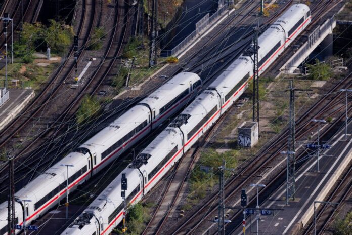Weniger ICE-Stopps in Nordrhein-Westfalen Die Bahn streicht ab Samstag vereinzelte ICE-Haltepunkte in Düsseldorf und im Ruhrgebiet. Die Kunden müssen auf die Nachbarorte ausweichen. (Archivbild)