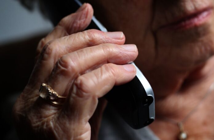 Seniorin am Telefon Mit einem Schockanruf betrogen die Unbekannten die Seniorin um Goldschmuck und Münzen. (Symbolbild)