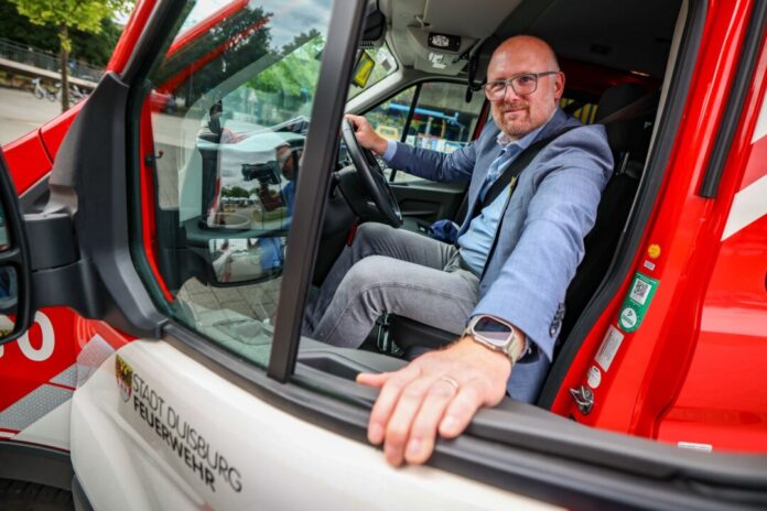 Aktionsbündnis «Für die Würde unserer Städte» fährt nach Berlin Sören Link (SPD), Oberbürgermeister der Stadt Duisburg, sitzt am Steuer eines Fahrzeugs der Feuerwehr, mit dem er nach Berlin fahren wird.