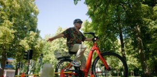 «Bremsen ist schwierig» – Fahrradtraining für Senioren Die Teilnehmerinnen und Teilnehmer üben sicheres Abbiegen und Kurvenfahren.