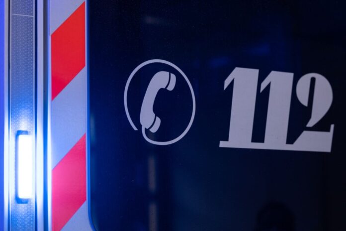 Rettungswagen - Symbolbild Sanitäter bringen nach dem Brand drei Menschen in ein Krankenhaus. (Symbolbild)