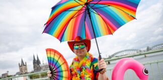 CSD in Köln: Warum «Flirty Flamingo» auf die Straße geht Martin aus Gießen ist auch im Alltag in Regenbogenfarben unterwegs.