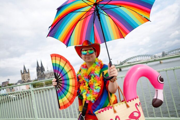 Cologne Pride 2026 – Parade zum Christopher Street Day (CSD) Martin aus Gießen ist auch im Alltag in Regenbogenfarben unterwegs.