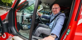NRW-Städte fordern mit Blaulichtfahrzeugen Soforthilfe Sören Link (SPD), Oberbürgermeister der Stadt Duisburg, sitzt am Steuer eines Fahrzeugs der Feuerwehr, mit dem er nach Berlin fahren wird.