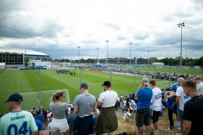 Trainingsauftakt FC Schalke 04 3.700 Fans verfolgten den Trainingsauftakt auf Schalke.