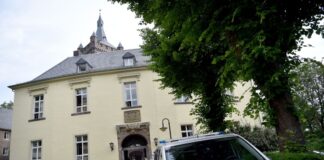 Ein angeblicher Notfallsanitäter mit gefälschten Unterlagen kommt vor Gericht. Er soll den Tod eines Patienten billigend in Kauf genommen haben. (Archivbild)