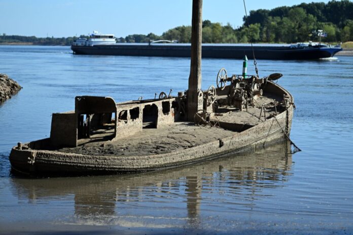 Niedrigwasser im Rhein Ein Schiffswrack ist am Rhein zu sehen. Wegen des niedrigen Wasserstands ist der Aalschokker an der Mündung zum Silberseee wieder zu sehen.