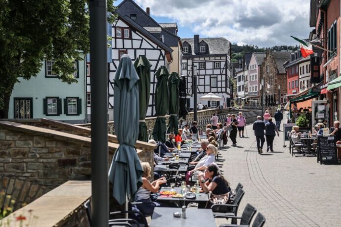 Fünf Jahre nach dem Hochwasser - Bad Münstereifel Die malerische Altstadt von Bad Münstereifel nach der Flut verwüstet, heute flanieren wieder Ausflügler durch die Einkaufsstraßen.