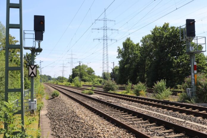 Wichtige Bahnstrecke zwischen Köln und Düsseldorf gesperrt Die seit Freitag gesperrte Bahnstrecke zwischen Köln und Düsseldorf wird wieder freigegeben. (Archivbild)