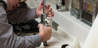 Aufpassen: „Wasserwerker“ zocken Velberterin ab Vorsicht: Betrüger geben sich mitunter als Handwerker oder Wasserwerker aus, um in die Wohnung zu gelangen. Foto: pixabay/Symbolbild