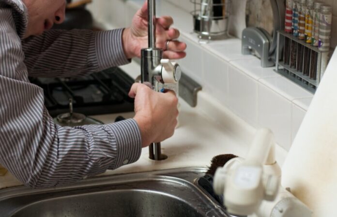 Vorsicht: Betrüger geben sich mitunter als Handwerker oder Wasserwerker aus, um in die Wohnung zu gelangen. Foto: pixabay/Symbolbild Vorsicht: Betrüger geben sich mitunter als Handwerker oder Wasserwerker aus, um in die Wohnung zu gelangen. Foto: pixabay/Symbolbild