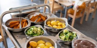 Wie Eltern an Geld für Mittagessen und Klassenfahrten kommen Ein Härtefallfonds soll verhindern, dass Kinder bei der Gemeinschaftsverpflegung außen vor bleiben, weil zu Hause das Geld knapp ist. (Symbolbild)