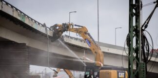 Experten: Megakosten wegen maroder Brücken oft vermeidbar Die Ringbahnbrücke in Berlin trug täglich sehr viel Verkehr. (Archivbild)
