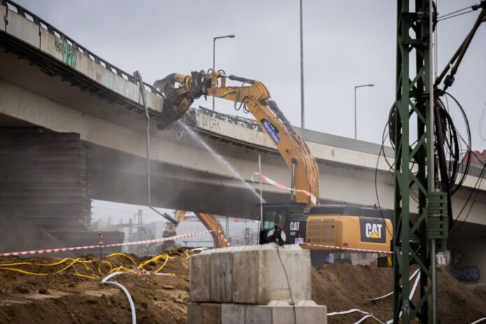 Experten: Megakosten wegen maroder Brücken vielfach vermeidbar Die Ringbahnbrücke in Berlin trug täglich sehr viel Verkehr. (Archivbild)