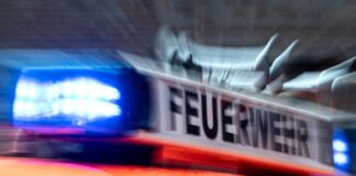 Lagerhalle in Vollbrand – Großeinsatz der Feuerwehr Die Feuerwehr ist mit einem Großaufgebot im Einsatz. (Symbolbild)