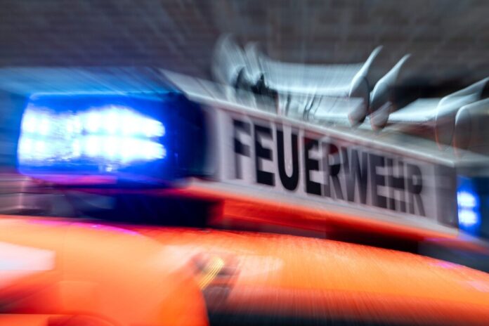 Feuerwehr Die Feuerwehr ist mit einem Großaufgebot im Einsatz. (Symbolbild)