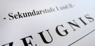 Zeugnistelefone starten – Wer hilft bei brennenden Fragen? Der Schriftzug «Zeugnis». (Symbolbild)
