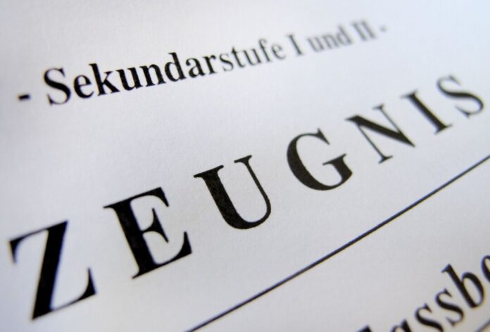 Zeugnisse in NRW Der Schriftzug «Zeugnis». (Symbolbild)