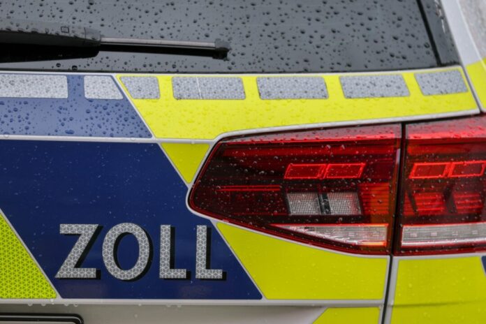 Zollbeamter stirbt bei Arbeitsunfall am Niederrhein Bei einem Einsatz in Korschenbroich am Niederrhein ist 27-jähriger Zollbeamter durch ein Hallendach in die Tiefe gestürzt. (Symbolbild)