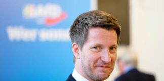 AfD-Landeschef setzt sich bei Parteitag durch – Kontroversen AfD-Landeschef Martin Vincentz während des Landesparteitags in Marl.