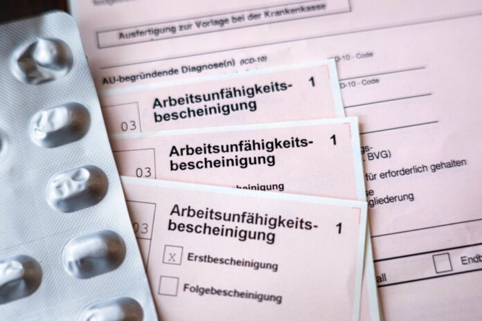Krankschreibung Aus Wut über einen kranken Kollegen hat eine Ärztin Informationen aus dessen Krankenakte veröffentlicht. (Symbolbild)