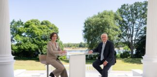 Hauch von Bonner Republik – ZDF-Sommerinterview am Rheinufer Das Interview wurde am zweiten Amtssitz des Bundespräsidenten in Bonn geführt.
