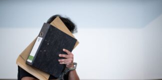 Gefährliche Täuschung: Falscher Notfallsanitäter vor Gericht Mit Handschellen wurde der Angeklagte in den Saal geführt. Die Staatsanwaltschaft wirft ihm vor, als falscher Notfallsanitäter für den Tod eines Patienten verantwortlich zu sein.