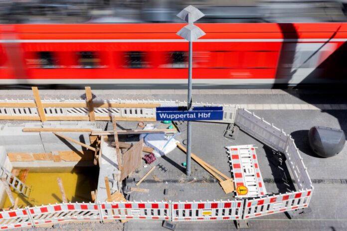 Hauptbahnhof Wuppertal Eigentlich war die Freude groß, dass zwischen Hagen, Wuppertal und Köln wieder Züge fahren können - doch dann fiel auf, dass eine Brücke marode ist. (Archivbild)