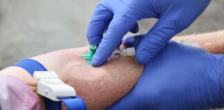 Vorwurf Totschlag: Vermeintlicher Sanitäter vor Gericht Der Angeklagte gab sich als Notfallsanitäter aus. (Symbolbild)