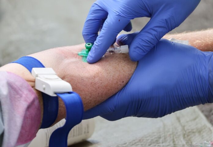 Angeblicher Sanitäter wegen Totschlags vor Gericht Der Angeklagte gab sich als Notfallsanitäter aus. (Symbolbild)