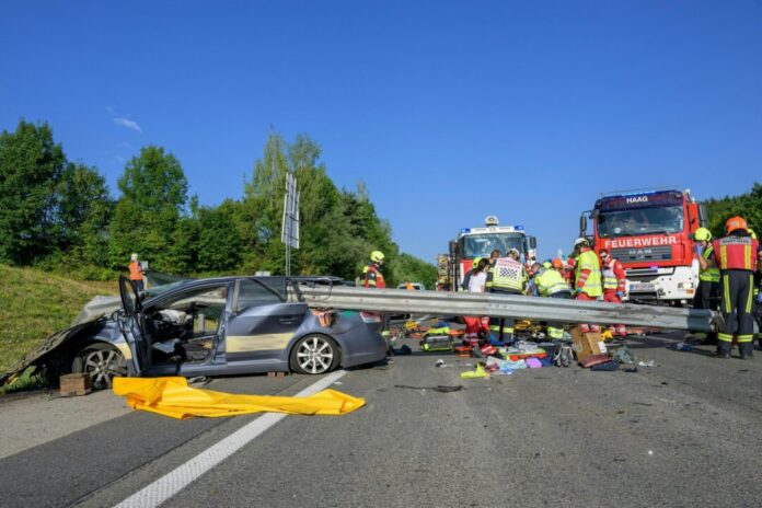 Unfall in Österreich Zwei Männer starben in diesem Wrack, eine Frau wurde schwer verletzt.