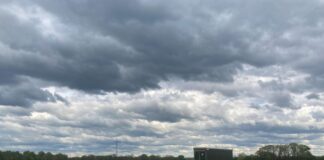 Wolken und frischer Wind über NRW Die Wolken hängen über NRW. (Symbolbild)