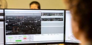 Mehr Kameras gegen Waldbrände am Niederrhein Ein Mitarbeiter des Landesbetriebs Wald und Holz NRW sitzt vor Monitoren mit Aufnahmen aus Überwachungskameras. (Archivbild)